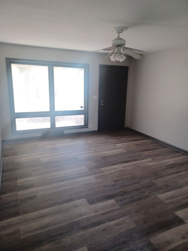 Building Photo - South Side 3 Bed 1 bath Home with Garage