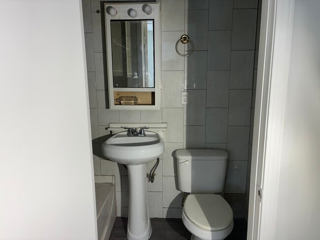 Photo - 156 E 107th St