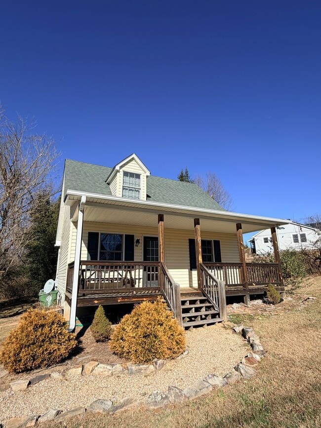 Building Photo - 2 Bedroom 2 Bath Cape Style House in East Asheville