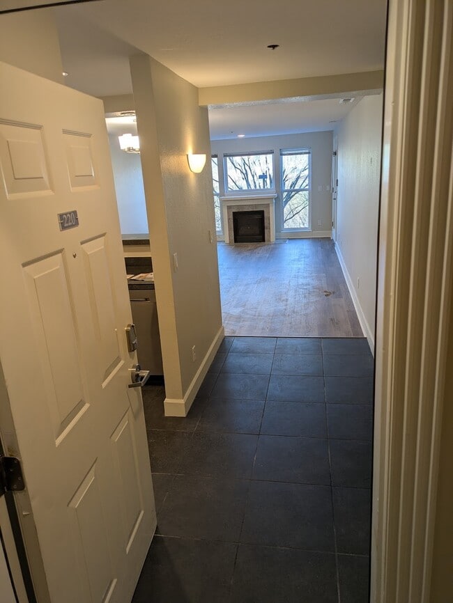 tiled entry way - 520 SE Columbia River Dr Unit 220