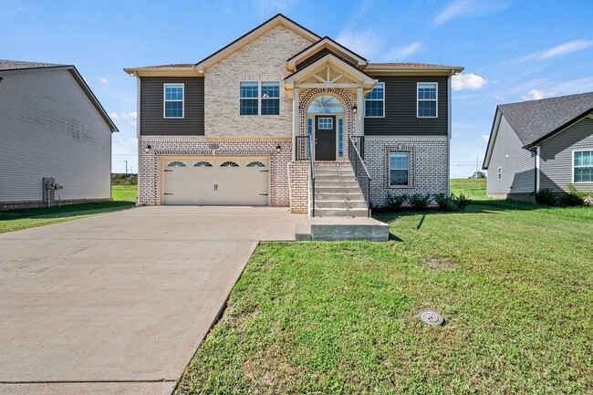 Building Photo - Beautiful Like-New Split Foyer Home Off Ex...
