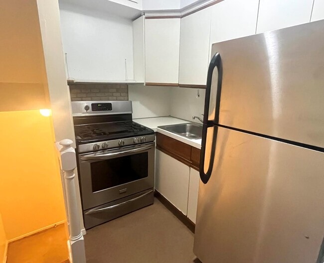 Building Photo - 84-62 Austin St Unit B6 Rental