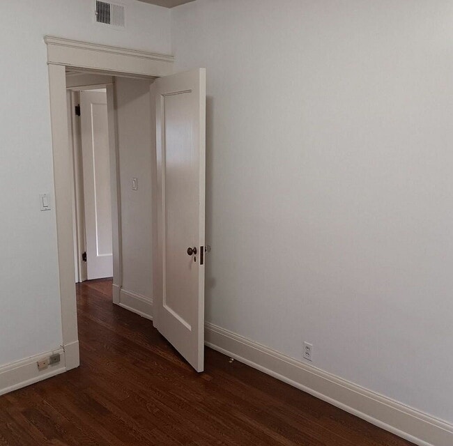 Building Photo - "Charming 2-Bedroom Retreat with Spacious Living in Cleveland Heights – 1243 Sq Ft of Comfort!"