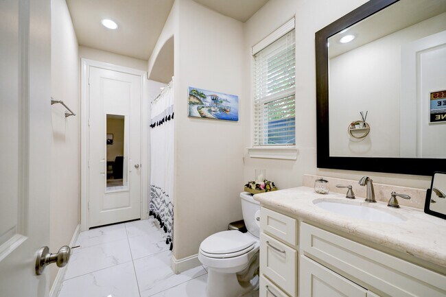 8932 Lakeshore Bend Dr
