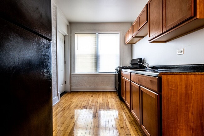8057 S Laflin