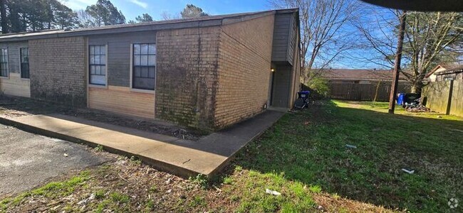 Building Photo - Available Now! 2 Bedroom 1 Bath Duplex in ... Rental