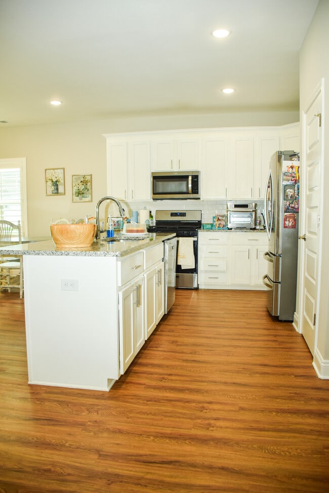 Photo - 108 Canvas Ln