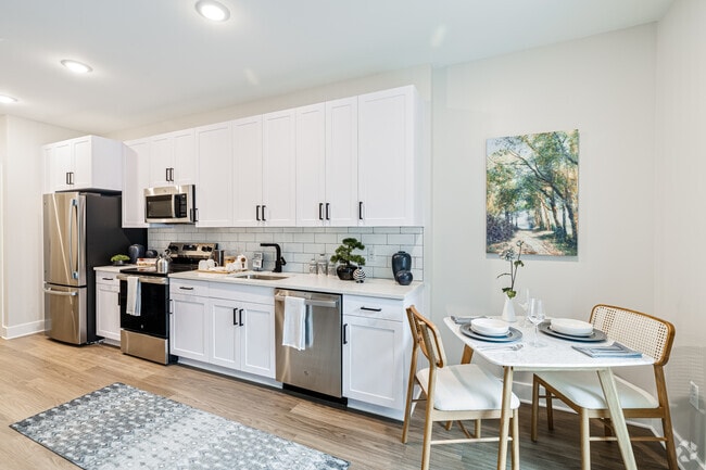 1BR, 1BA - 653SF - Kitchen / Dining