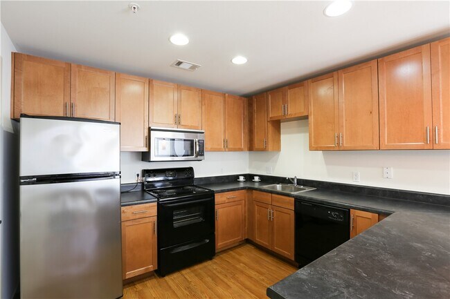 Photo - 711 W 32nd St