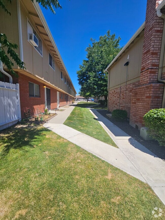 Building Photo - Roomiest Townhouse in All of Carson? Water...