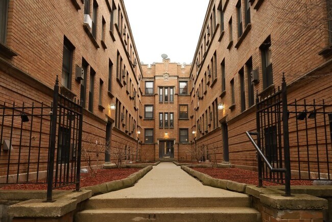 Photo - 747 W Cornelia Ave Unit J04P