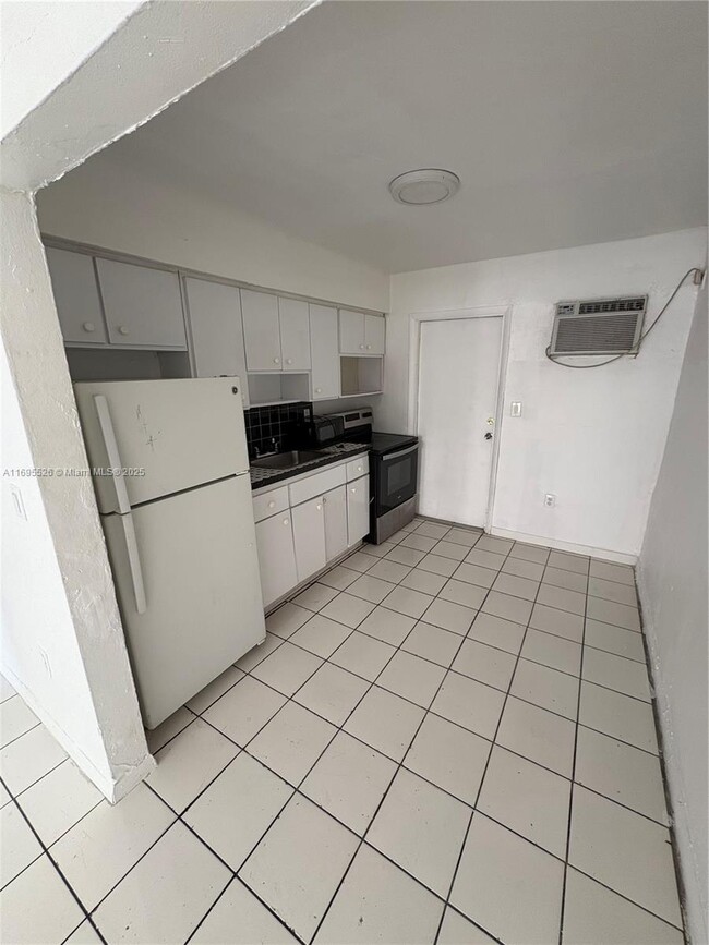 Building Photo - 2 bedroom in Miami FL 33142 Rental