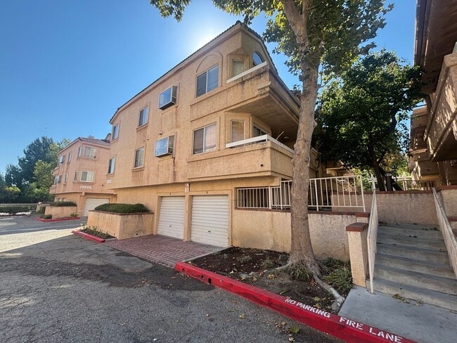 Building Photo - Charming 3-Bedroom Condo with Community Po... Unit 18