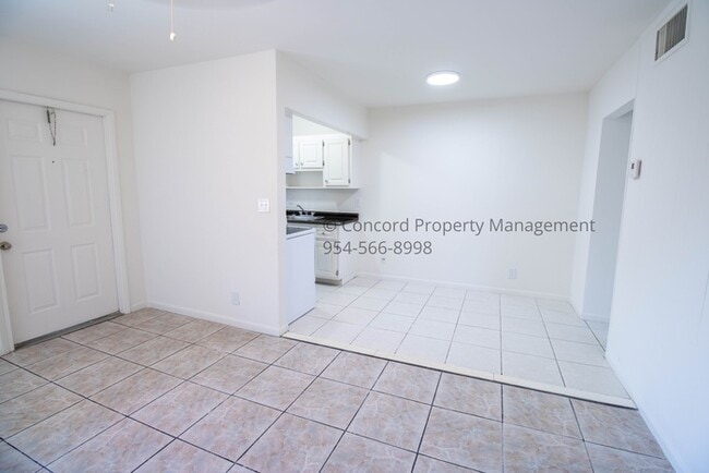 Photo - Nice 2nd Floor 1/1 in GREAT Hollywood Loca... House