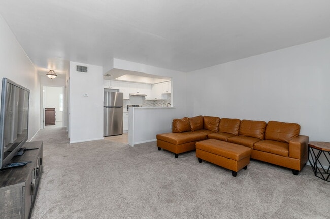 Building Photo - 680 71st Ave N Unit 13