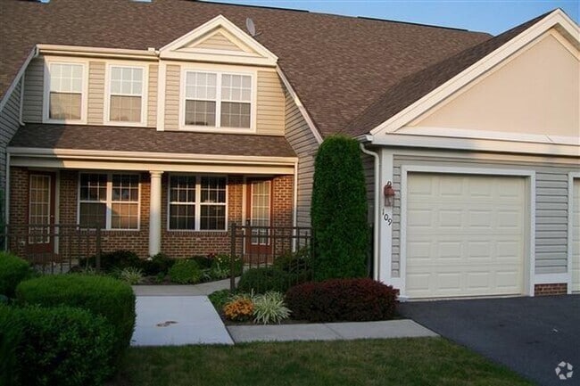 Building Photo - Beautiful 3 Bedroom Townhouse
