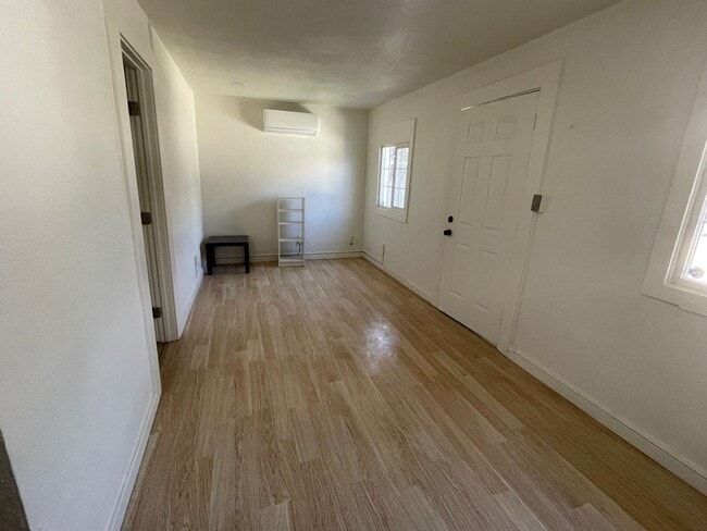 Photo - Beautifully maintained detached house with A/C, parking, refrigerator, washer and dryer, private ... Unidad 1141 1/2