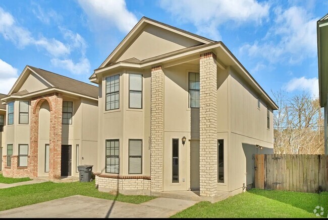 Building Photo - Spacious home for rent.