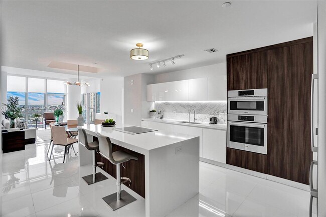 Building Photo - 851 NE 1st Ave Unit 1801