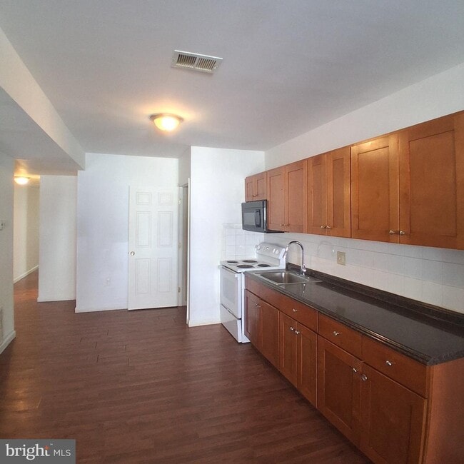 Building Photo - 6006 Chestnut St Unit 2