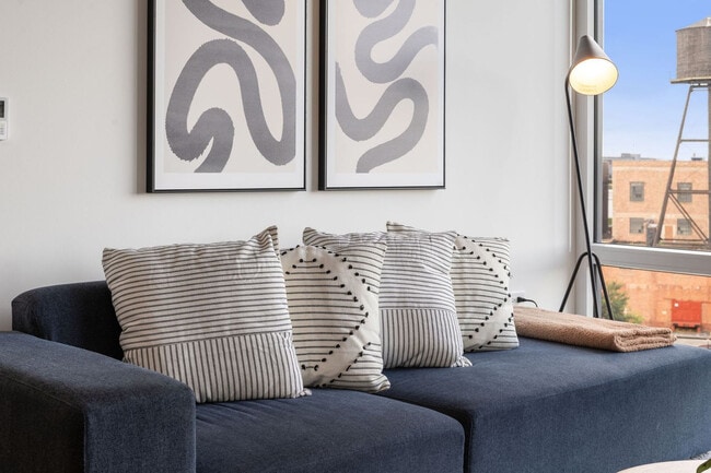 Photo - 853 W Blackhawk St Unidad FL6-ID1466135P