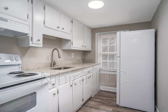 Building Photo - 814 Sunset Ave Unit 5