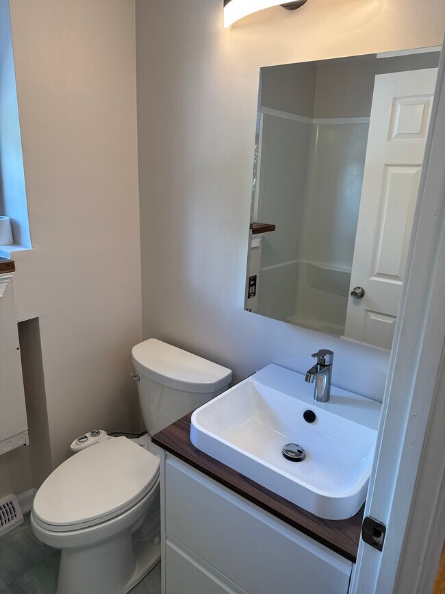 New Bathroom - 4412D Falls Bridge Dr Unidad Highpoint Condo