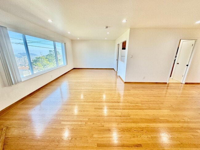 Photo - Updated Upstairs 3Bed/2Ba Home in Daly City with Views!