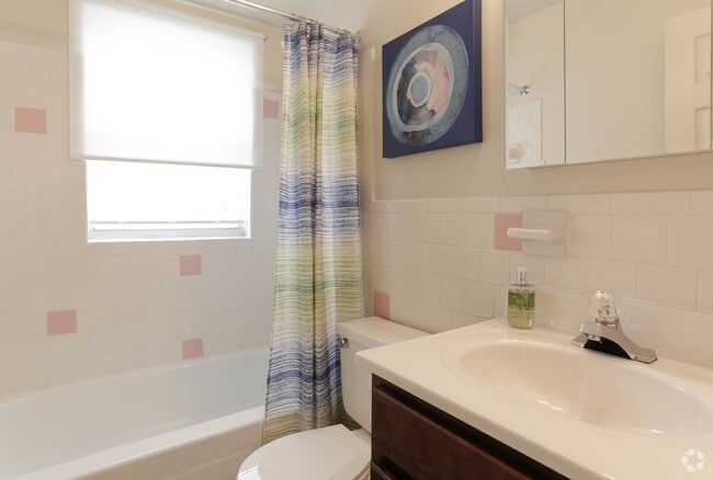 1BR, 1BA - 613 SF