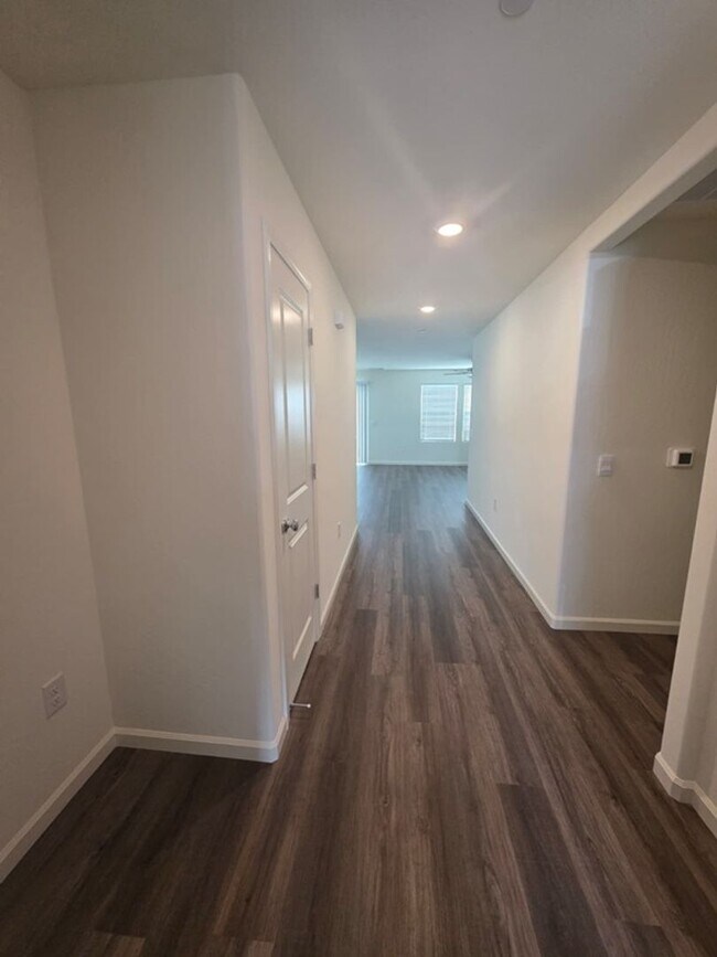 Photo - Spacious, beautiful and ready to be occupied!