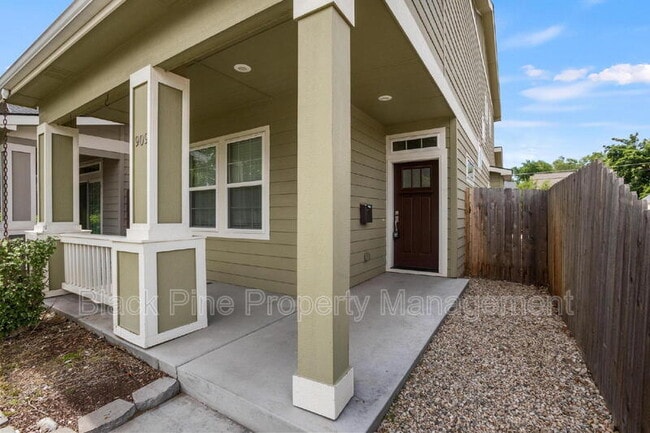 Photo - 909 N 31st St