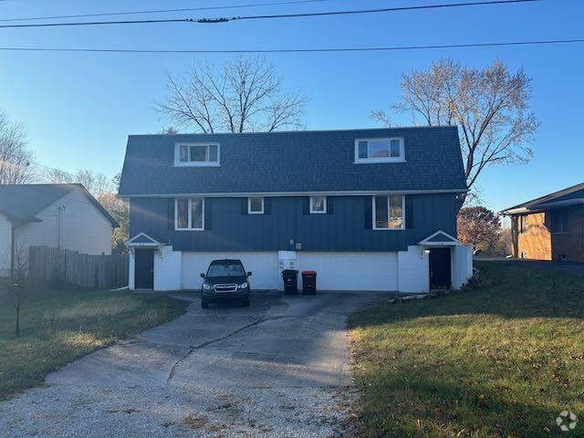 Building Photo - Large Duplex in North Peoria Rental