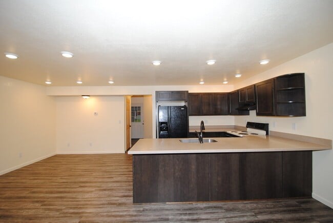 Photo - Princeton Dr (4922/4924) Unit 4924
