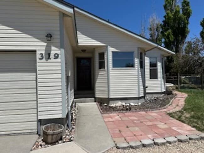 3 bedroom home with a view in Spring Creek - 3 bedroom home with a view in Spring Creek