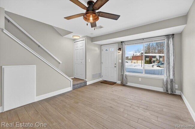 Photo - 874 N Main St