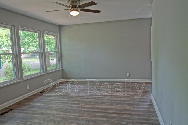 Photo - 2927 Holiday Dr SW