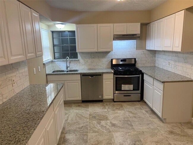 Photo - 323 Dalby St