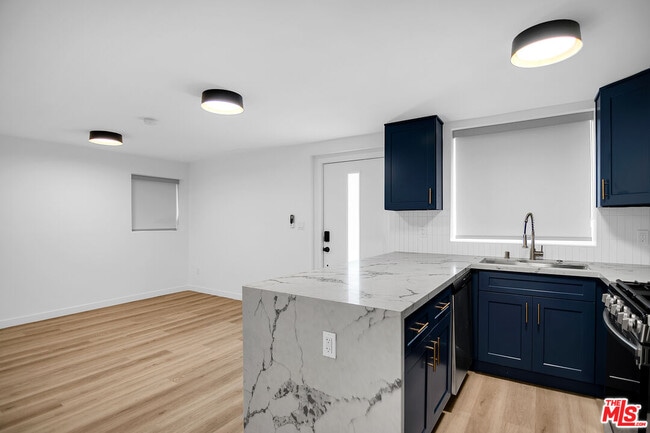 Photo - 1021 N Genesee Ave Unidad 12