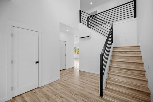 Photo - Gorgeous Grandview 5 Bedroom 3 Bath Luxury...