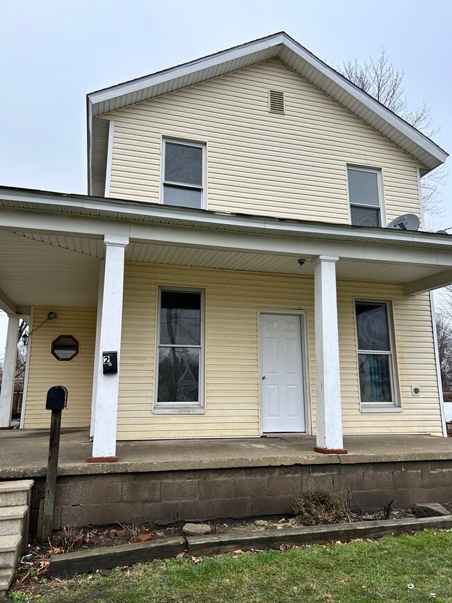 Building Photo - 139 Woodlawn Ave Unit Back