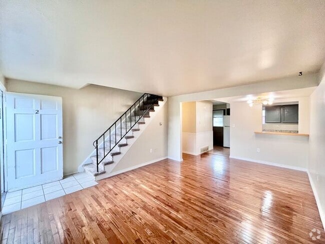 Building Photo - Townhome in Central Windsor! Unit F-2