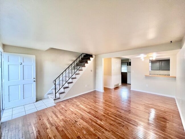 Building Photo - Townhome in Central Windsor! Unit F-2
