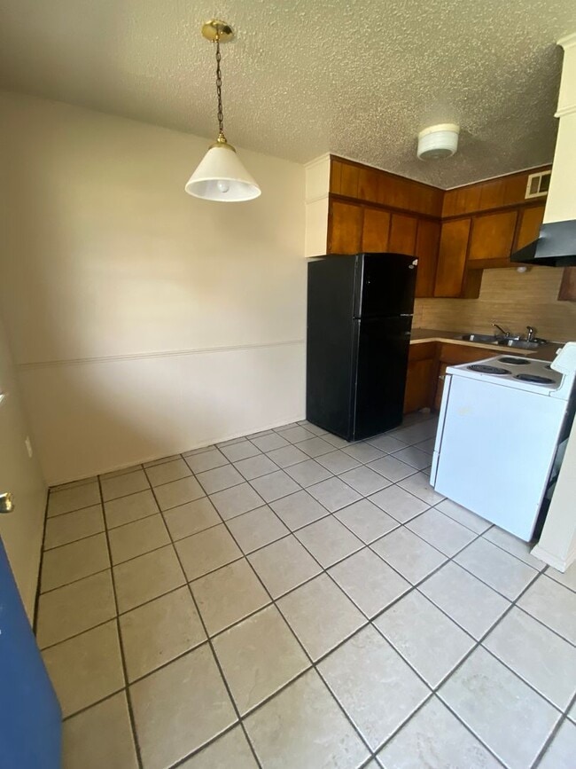 Photo - 207 N 37th St Unidad 207 N. 37TH  B