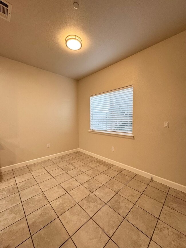 Photo - 1437 Wyla Walk Unit B