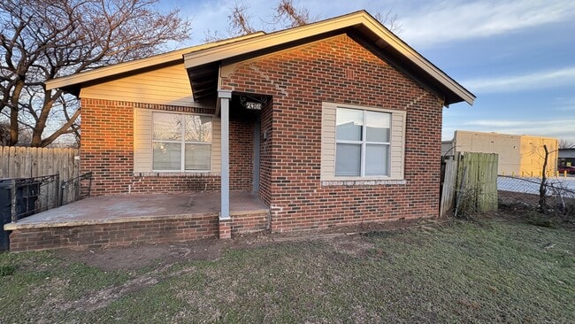 Building Photo - 2408 N Kate Ave