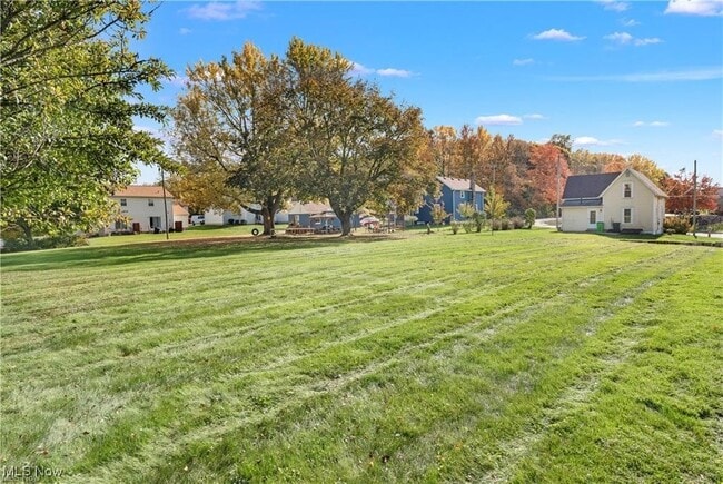 Photo - 1001 Applegrove St NW