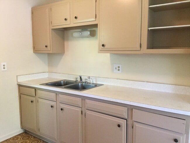 Building Photo - Comfortable 3 BR Single Family Home