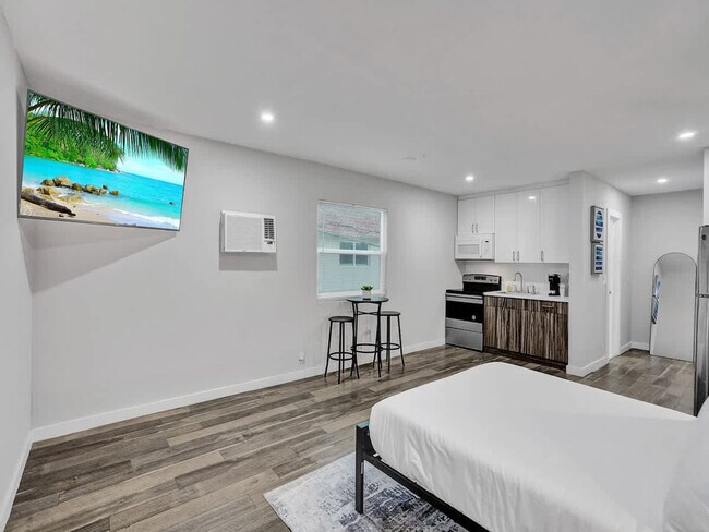 Photo - 906 N Riverside Dr Unit SI ID1503945P
