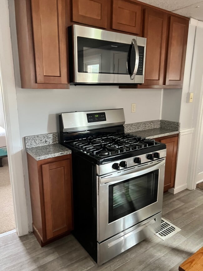 Photo - 408 Hillview Pl