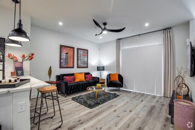 1 BR, 1 BA - 898 SF